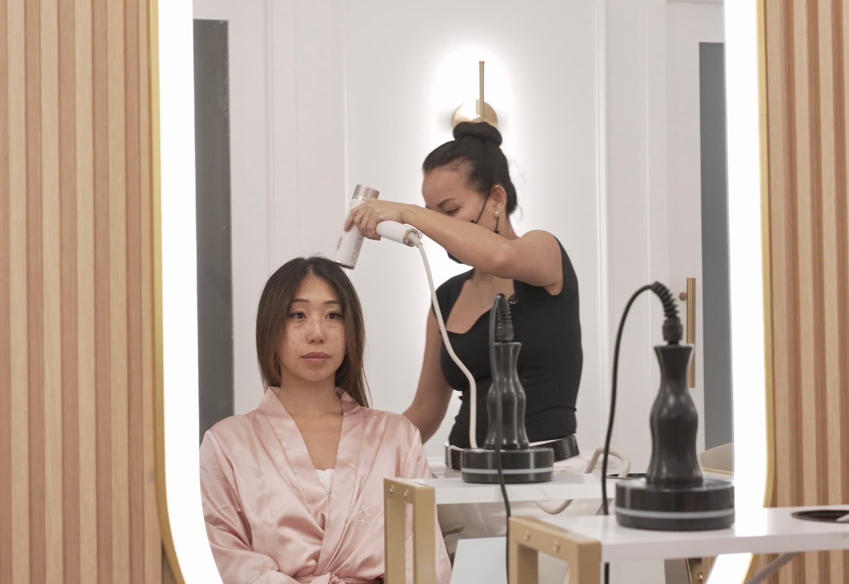 Scalp analysis station with therapist and client